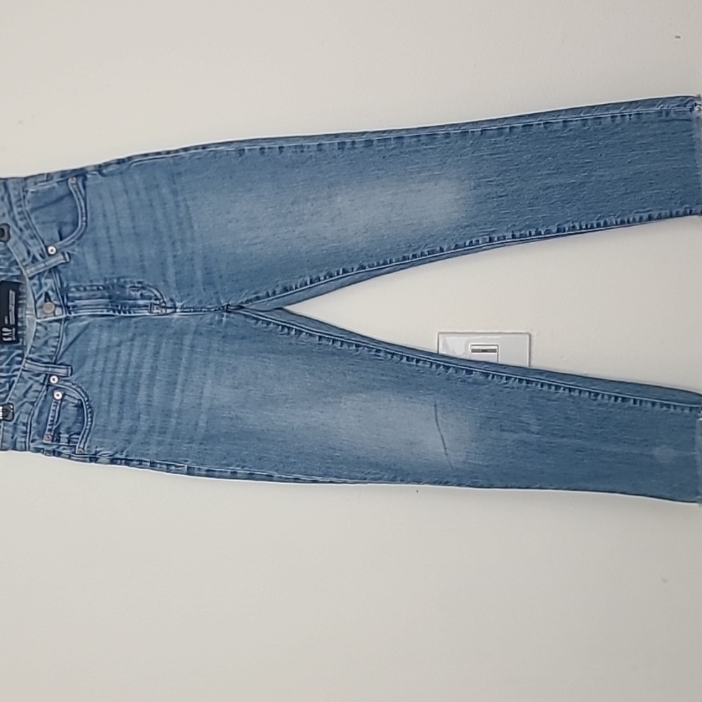 Gap denim 25R S Universal Slim Boyfriend Fit frayed at ankles